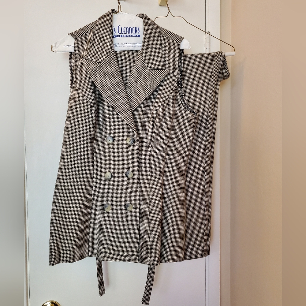 Women's 2 piece sleeveless pant suit